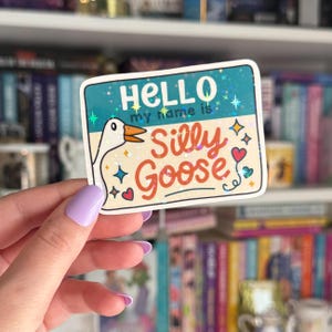 Op de afbeelding: Een sticker met een cartoon-gans en de tekst "Hello my name is Silly Goose". De sticker heeft een blauwe achtergrond met glitter en sterren.