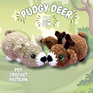 Puede incluir: Dos juguetes de ciervo de peluche hechos de hilo suave marrón y beige con detalles blancos. Los ciervos tienen astas de color marrón oscuro, narices negras y ojos brillantes. El texto dice PUDGY DEER NO SEW, PDF CROCHET PATTERN, 2026 CRAFTYBAKERDESIGNS.