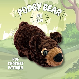 Puede incluir: Un oso de peluche marrón con hocico color canela y nariz negra, con grandes ojos brillantes. El texto dice PUDGY BEAR NO SEW PDF CROCHET PATTERN 2026 CRAFTYBAKERDESIGNS. El oso tiene una apariencia suave y texturizada con orejas redondeadas.