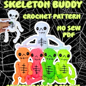 Op de afbeelding: Een haakpatroon voor een Skeleton Buddy, met een wit skelet bovenaan en vier kleurrijke skeletten in oranje, roze, groen en limoengroen eronder. De tekst luidt SKELETON BUDDY CROCHET PATTERN NO SEW PDF CRAFTY BAKER DESIGNS.
