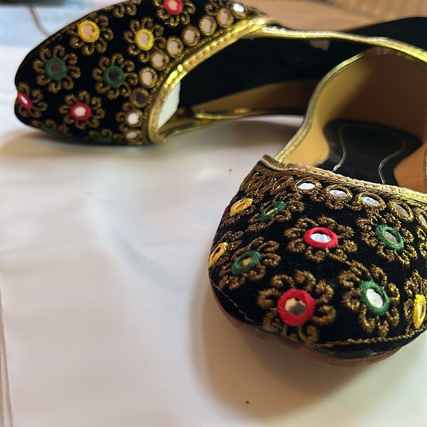 Pakistani Khussa Shoe – Sheesha Work Elegance for Every Occasion