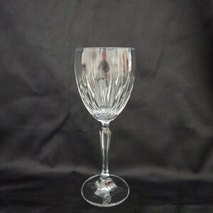 以下が含まれることがあります： カットクリスタルデザインの透明なガラス製のワイングラス。グラスは背の高いステムと丸いボウルを持っています。