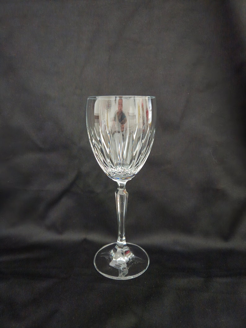 以下が含まれることがあります： カットクリスタルデザインの透明なガラス製のワイングラス。グラスは背の高いステムと丸いボウルを持っています。