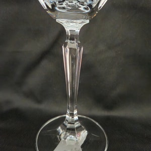 以下が含まれることがあります： 透明なガラス製のワイングラスで、背が高く細いステムと幅広で平らなベースがあります。グラスは装飾的なカットガラスのデザインです。