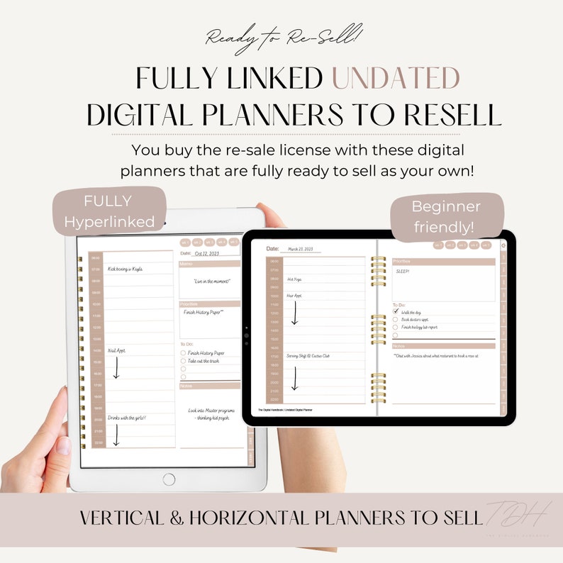 Op de afbeelding: Twee digitale planners op tablets, &eacute;&eacute;n verticaal en &eacute;&eacute;n horizontaal, met een bruin en gouden kleurenschema. De tekst "FULLY LINKED UNDATED DIGITAL PLANNERS TO RESELL" wordt boven de tablets weergegeven. De tekst "FULLY Hyperlinked" wordt op de linker tablet weergegeven en "Beginner friendly!" wordt op de rechter tablet weergegeven.