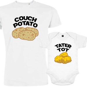 Puede incluir: Camiseta blanca con el texto "COUCH POTATO" y una imagen de dibujos animados de tres patatas. Mono blanco para bebé con el texto "TATER TOT" y una imagen de dibujos animados de tres patatas fritas.