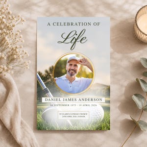 Könnte beinhalten: Eine rechteckige Trauerprogrammkarte mit dem Text A CELEBRATION OF LIFE, DANIEL JAMES ANDERSON, 04 SEPTEMBER 1975 - 19 APRIL 2026 und ST CLARE'S CATHOLIC CHURCH 24TH APRIL 2026 | 10:00AM sowie einem runden Foto eines Mannes auf einem Golfplatz.