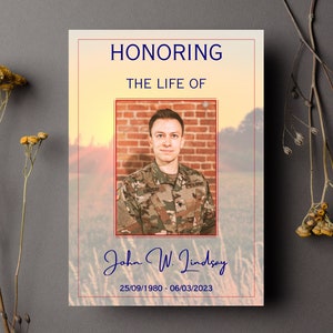 Op de afbeelding: Een herdenkingskaart ter ere van het leven van John W. Lindsay. De kaart toont een foto van een man in militair uniform tegen een achtergrond van een bakstenen muur. De tekst "HONORING THE LIFE OF" is in blauw gedrukt bovenaan de kaart, en de naam "John W. Lindsay" is in cursief geschreven onder de foto. De data "25/09/1980 - 06/03/2023" zijn in zwart gedrukt onder de naam.