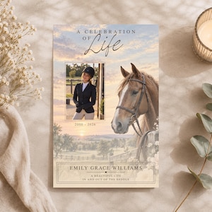 Può includere: Un cartoncino rettangolare per programma funebre intitolato A CELEBRATION OF LIFE con il ritratto di una persona in tenuta da equitazione, un cavallo marrone e uno sfondo paesaggistico. Il testo include il nome EMILY GRACE WILLIAMS e 2000-2026.