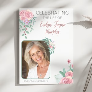 Könnte beinhalten: Eine Gedenkkarte mit einem floralen Design mit rosa Rosen und grünen Blättern. Die Karte enthält ein Foto einer Frau mit einem warmen Lächeln und den Text "CELEBRATING THE LIFE OF Evelyn Jayne Murphy 25/09/1948 - 20/07/2023".