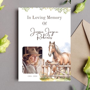 Peut inclure: Une carte commémorative avec une illustration aquarelle d'un cheval et d'une femme portant un chapeau de cow-boy. La carte indique "En souvenir affectueux de Jessie Jayne Roberts 1964 - 2024".