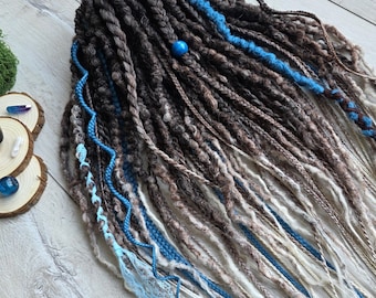 Extensiones de rastas y trenzas bohemias con efecto degradado de marrón a rubio, extensiones de rastas sintéticas testadas de color marrón y azul.