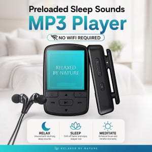 Könnte beinhalten: Schwarzer MP3-Player mit einem Bildschirm, der "RELAXED BY NATURE" anzeigt. Enthält einen Clip, Ohrhörer und Symbole für Entspannung, Schlaf und Meditation. Der Text "Preloaded Sleep Sounds" und "MP3 Player" steht oben. Kein WLAN erforderlich.