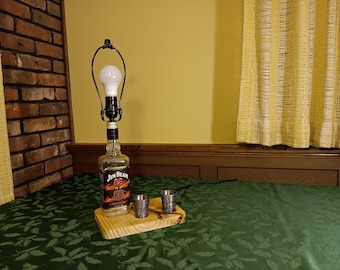 Lámpara de botella de whisky bourbon Jim Beam reciclada