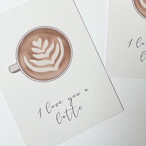 Kaffeekarte mit Spruch – Latte Art Illustration auf recyceltem Papier,  Beigefarbene Grußkarte „Love you a latte“