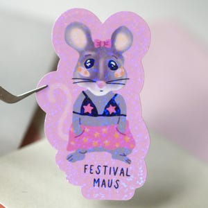 Pegatina de ratón de festival: holográfica y pintada a mano, ratón con traje de festival, pegatina de vinilo brillante para fanáticos de la música, portátiles y diarios.
