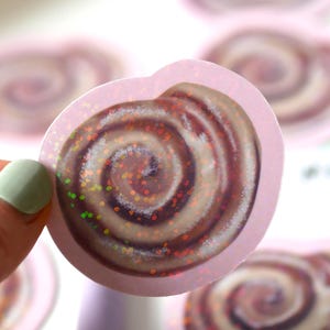 Autocollants à paillettes en forme de rouleau à la cannelle – pâtisserie peinte à la main sur des autocollants en vinyle rose, brillants et résistants aux intempéries, un joli cadeau pour les fans de papeterie