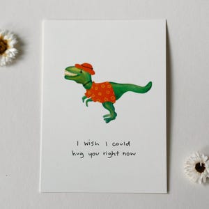 Dino Karte „I wish I could hug you right now“, handgemaltes Motiv im Safarihemd, Süße Fern- & Freundschaftsbotschaft