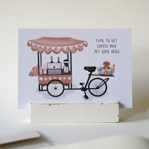 Carte « Café et chiens » – Carte postale peinte à la main sur papier recyclé, représentant un vélo-café avec un chien, avec l'inscription : « Il est temps de prendre un café et de caresser des chiens »