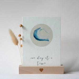 one day at a time, achtsamkeitskarte dickes Papier, beige aesthetics Wellenillustration komm zur Ruhe, Selbstfürsorge, A6, Holzschliffpappe