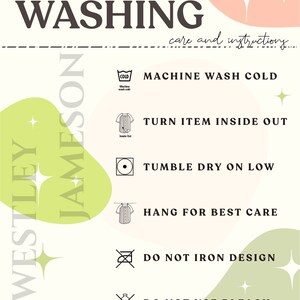 Puede incluir: Instrucciones de lavado para una prenda. Las instrucciones incluyen lavar a m&aacute;quina con agua fr&iacute;a, voltear la prenda del rev&eacute;s, secar en secadora a baja temperatura, colgar para un mejor cuidado, no planchar el dise&ntilde;o y no usar lej&iacute;a.