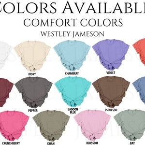 Pu&ograve; includere: Un grafico che mostra 14 colori diversi di t-shirt disponibili nella linea "Comfort Colors" di Westley Jameson. I colori includono bianco, avorio, Chambray, viola, salmone brillante, mattone, pepe, blu laguna, espresso, denim lavato, lampone, kaki, fioritura e baia.