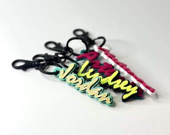 Llavero personalizado con nombre en fuente Mistral, colores personalizados en dos tonos