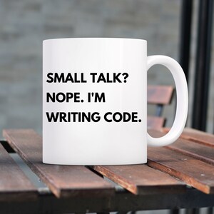 Peut inclure: Une tasse en céramique blanche avec du texte noir qui dit "SMALL TALK? NOPE. I'M WRITING CODE."