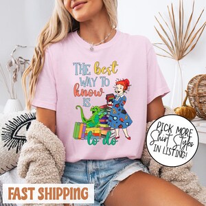 Camiseta de maestra &quot;Ms. Frizzle&quot; con colores cómodos, camiseta de &quot;El autobús mágico&quot;, camiseta de regreso a clases para maestros, camiseta &quot;Enseñar, amar e inspirar&quot;, regalo para maestros