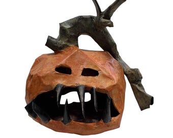 Può includere: Una zucca di cartapesta arancione fatta a mano con un volto scolpito e denti seghettati. Un gambo contorto marrone scuro è posto sopra la zucca. Ideale per le decorazioni di Halloween.