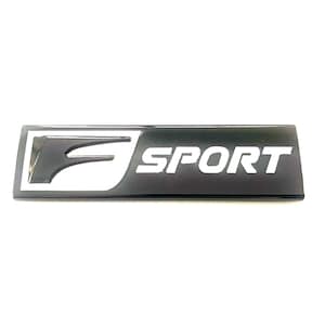 Puede incluir: Emblema F SPORT negro y blanco con contorno plateado. El emblema es rectangular y tiene un diseño en relieve.