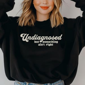Sudadera con mensaje &quot;Sin diagnóstico pero algo no está bien&quot;, camisetas con memes, camisetas divertidas, camisetas de moda, regalo de cumpleaños divertido, camiseta divertida de salud mental