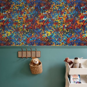 Puede incluir: Una pared de color turquesa con un borde de papel tapiz de mosaico colorido. Un perchero de madera con un león de peluche en una cesta de mimbre colgando de él. Una estantería blanca con un libro titulado "The World's Worst Teachers" y dos animales de peluche en la parte superior.