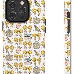 以下が含まれることがあります： 白の携帯電話ケース。黄色のリボン、鉛筆、コーヒーカップ、本、ヒョウ柄のリンゴの繰り返し模様。ケースには黒いカメラモジュールとサイドボタンが付いています。