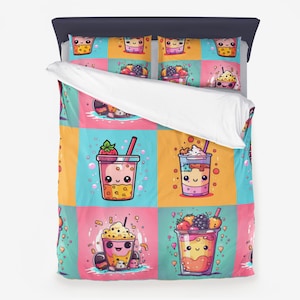 Op de afbeelding: Een kleurrijk dekbedovertrek met een herhalend patroon van cartoon-bubble tea-bekers met verschillende toppings. De bekers hebben lachende gezichten en zijn omringd door hartjes, sterren en bubbels. Het dekbedovertrek is gemaakt van zachte, comfortabele stof en is perfect om elke slaapkamer een vleugje whimsy te geven.