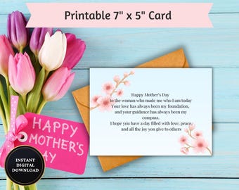 Puede incluir: Tarjeta imprimible de 17,8 cm x 12,7 cm con fondo azul y flores rosas. La tarjeta tiene un mensaje que dice: "Feliz Día de la Madre a la mujer que me hizo quien soy hoy. Tu amor siempre ha sido mi fundamento, y tu guía siempre ha sido mi brújula. Espero que tengas un día lleno de amor, paz y toda la alegría que das a los demás."