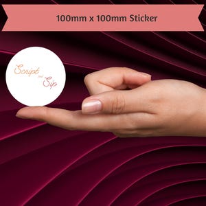 以下が含まれることがあります： 「Script and Sip」という金色の文字が書かれた白い丸いステッカー。ステッカーのサイズは100mm×100mmです。