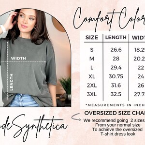 Pode incluir: Tabela de tamanhos para um vestido de camiseta nos tamanhos S a 3XL. A tabela mostra o comprimento e a largura da camiseta em polegadas. O texto "Comfort Colors" e "Code Synthetica" tamb&eacute;m s&atilde;o vis&iacute;veis. A tabela recomenda subir dois tamanhos para um visual oversized.