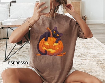 Comfort Colors Lindo gato negro acostado sobre una camiseta de calabaza, camiseta de gato de Halloween, regalo para amantes de los gatos, ropa de temporada espeluznante, regalo para ella