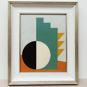 Puede incluir: Impresión artística abstracta enmarcada con formas geométricas. Una forma escalonada turquesa y triángulos amarillos se sitúan sobre un fondo gris claro. Un semicírculo blanco y negro se asienta sobre una base naranja. La obra está enmarcada en plata y blanco.
