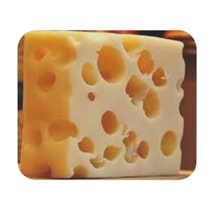 Puede incluir: Un bloque de queso suizo con numerosos agujeros. El queso es de color amarillo pálido con una corteza amarillo dorado ligeramente más oscura. Los agujeros varían en tamaño y forma, lo que se suma a la apariencia distintiva del queso. El queso parece fresco y listo para comer.