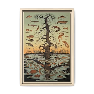 Op de afbeelding: Een ingelijste kunstdruk met een gedetailleerde illustratie van een boom met verschillende vissen en waterdieren. Het kunstwerk heeft een vintage esthetiek, met een gedempte kleurenpalet van groen, bruin en oranje. De boom wordt weerspiegeld in het water eronder.