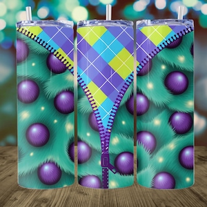 Puede incluir: Tres vasos de acero inoxidable con un diseño festivo de árbol de Navidad. El diseño presenta un árbol verde azulado con adornos morados, un detalle de cremallera y un patrón de cuadros en azul, verde y morado. Cada vaso tiene una pajita plateada.