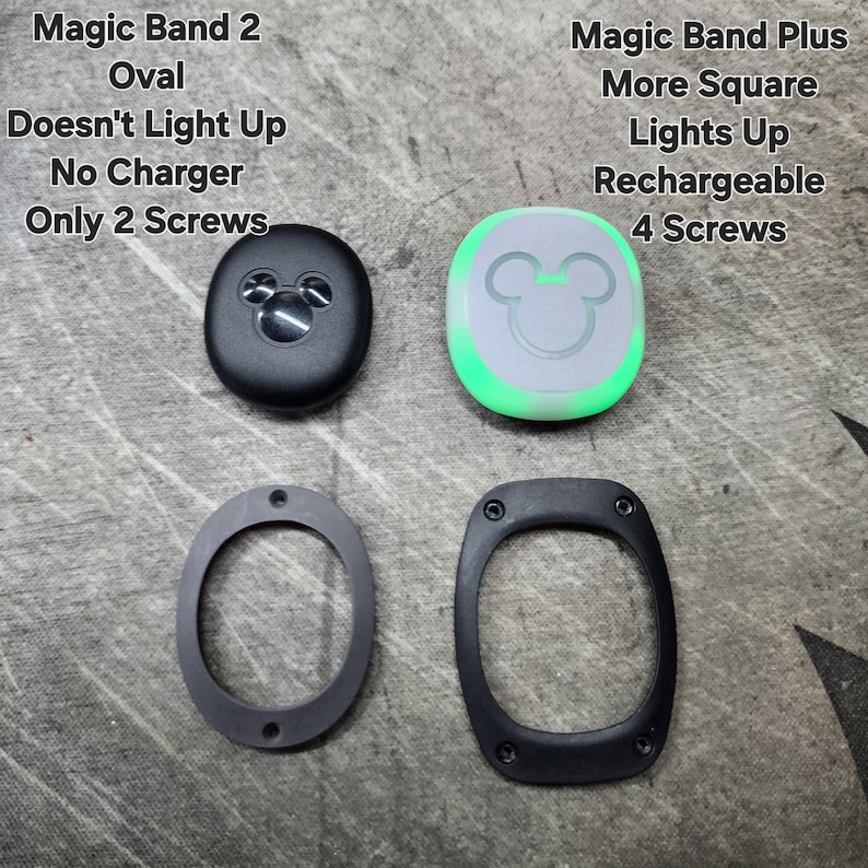 Puede incluir: Dos MagicBands, una ovalada y otra cuadrada, con orejas de Mickey Mouse en la parte delantera. La MagicBand ovalada es negra y no se ilumina. La MagicBand cuadrada es blanca con una luz verde y es recargable. El texto "Magic Band 2" y "Magic Band Plus" est&aacute; escrito encima de cada MagicBand. El texto "Oval" y "More Square" est&aacute; escrito debajo de cada MagicBand. El texto "Doesn't Light Up" y "Lights Up" est&aacute; escrito debajo de cada MagicBand. El texto "No Charger" y "Rechargeable" est&aacute; escrito debajo de cada MagicBand. El texto "Only 2 Screws" y "4 Screws" est&aacute; escrito debajo de cada MagicBand.