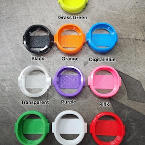 Puede incluir: Surtido de 10 cubiertas redondas para correas de reloj en varios colores, incluyendo negro, naranja, azul digital, transparente, morado, rosa, verde, blanco, rojo y verde hierba.