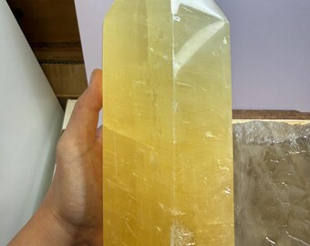 Torre grande de quartzo limão: quartzo amarelo sólido com flash de arco-íris (6,4 libras)