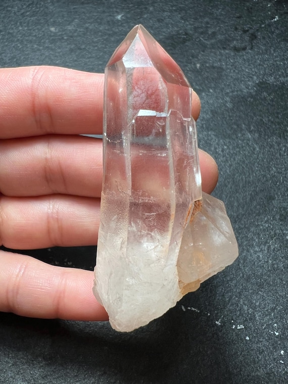 ヘマタイト&クリアクォーツ ヘマタイト含有のブラジル産クリアクォーツ - ユニークな曲線形状と