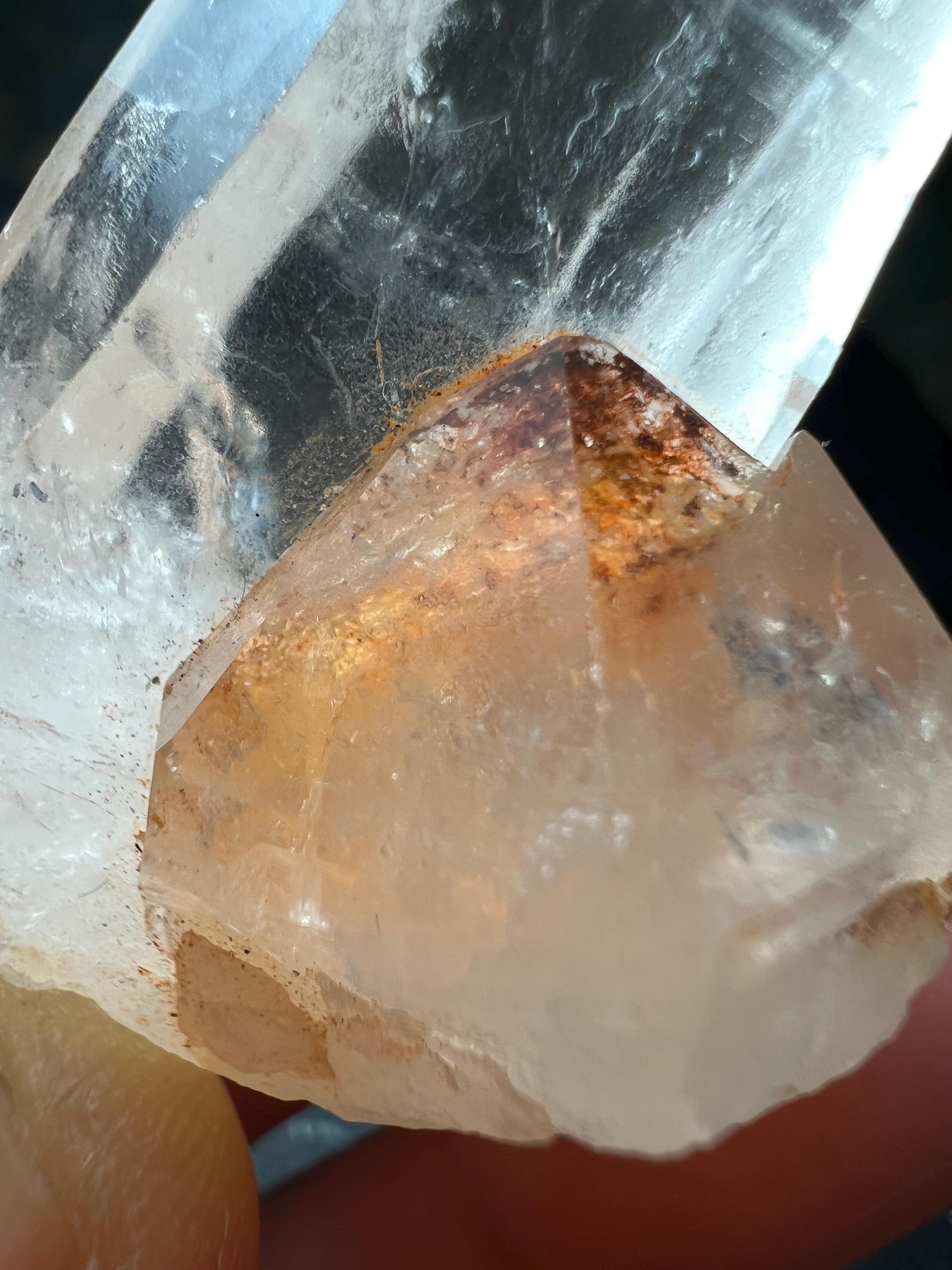 ヘマタイト含有のブラジル産クリアクォーツ - ユニークな曲線形状と