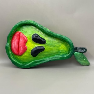 Escultura artística de aguacate caprichosa: decoración estilo caricatura pintada a mano