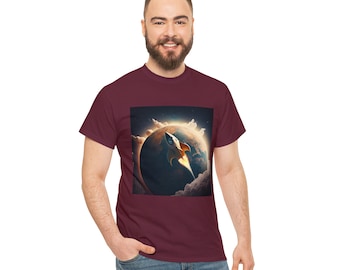 Op de afbeelding: Een maroon t-shirt met een afbeelding van een raket die door de ruimte vliegt en een planeet doorbreekt. De planeet is oranje en rood met wolken eromheen.